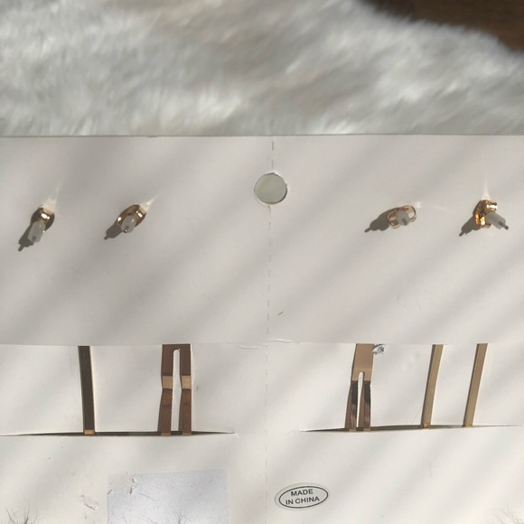 2/10$ Beautiful hair clips & earrings set. $10 - Picture 3 of 3